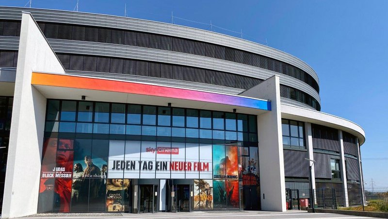 ConnectedCare Third Party Partner | Sky Deutschland, Firmengebäude mit Plakaten zu Sky Cinema