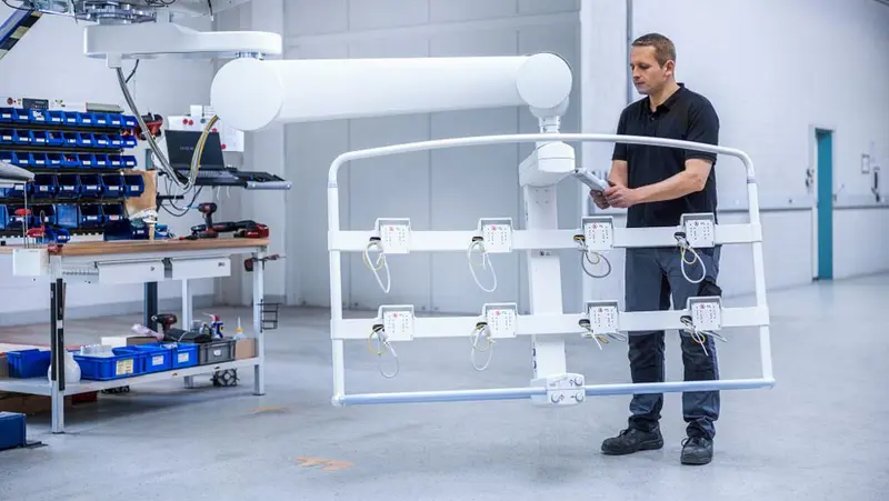 ConnectedCare Partner, AMTRION: Mitarbeiter bedient Liftsystem in Firmenhalle